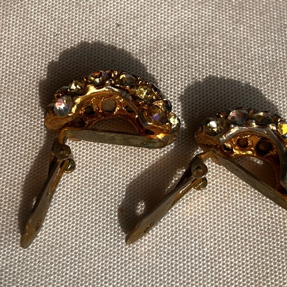 Vintage 50s aurora borealis Crystal hugging hoops Gold Tone clip On Earrings - Picture 5 of 5